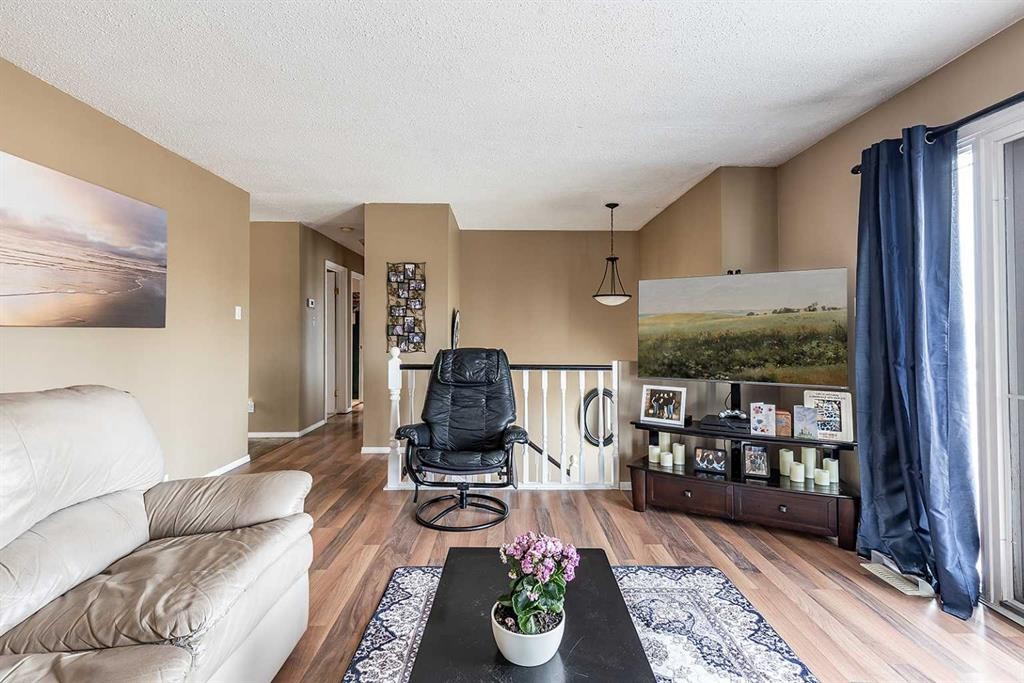 7 Valleyview Drive Sw, Medicine Hat, AB - Indoor Photo Showing Living Room