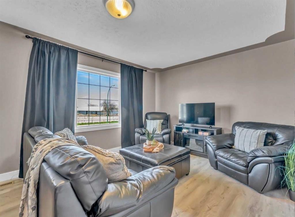14 1 Street Ne, Redcliff, AB