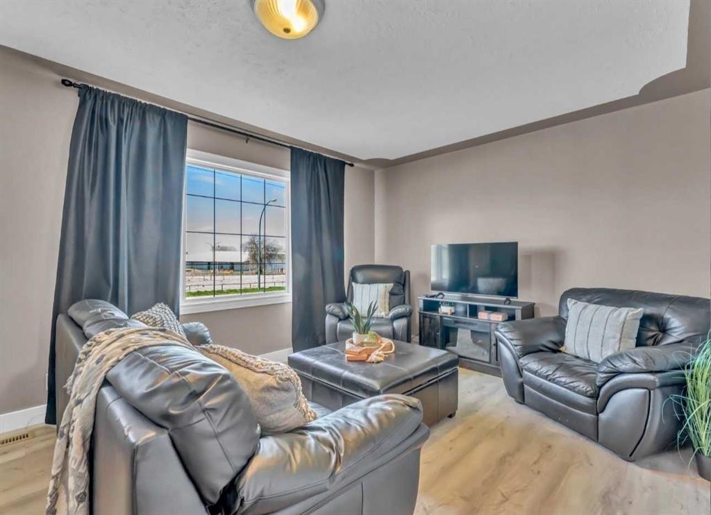 14 1 Street Ne, Redcliff, AB