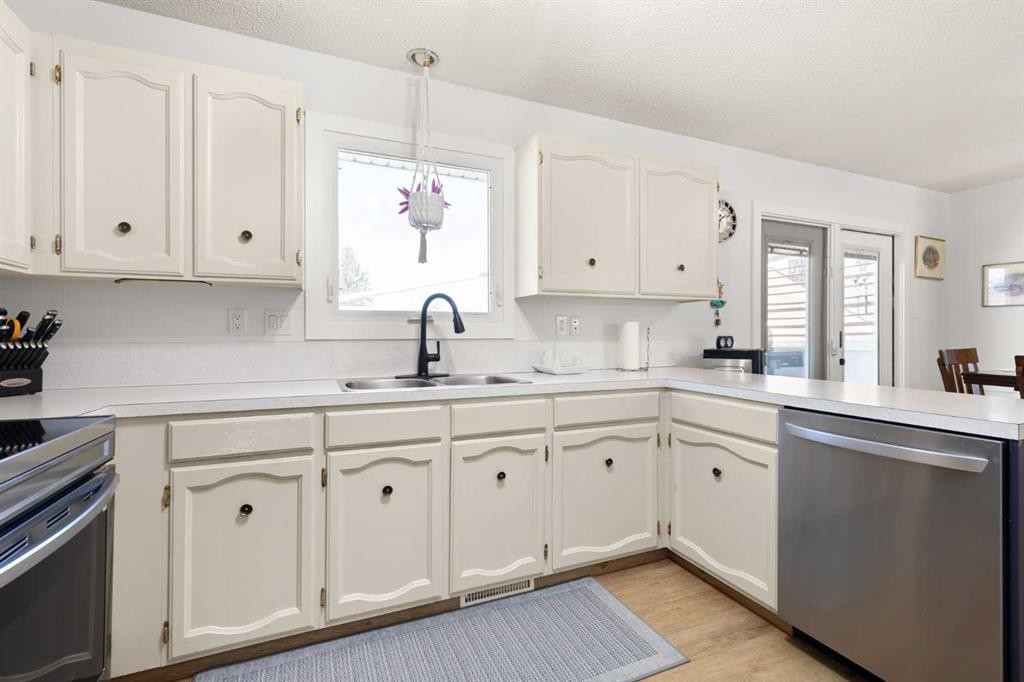 34 Campbell Crescent Se, Medicine Hat, AB - Indoor Photo Showing Kitchen With Double Sink
