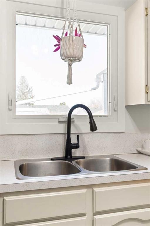 34 Campbell Crescent Se, Medicine Hat, AB - Indoor Photo Showing Kitchen With Double Sink