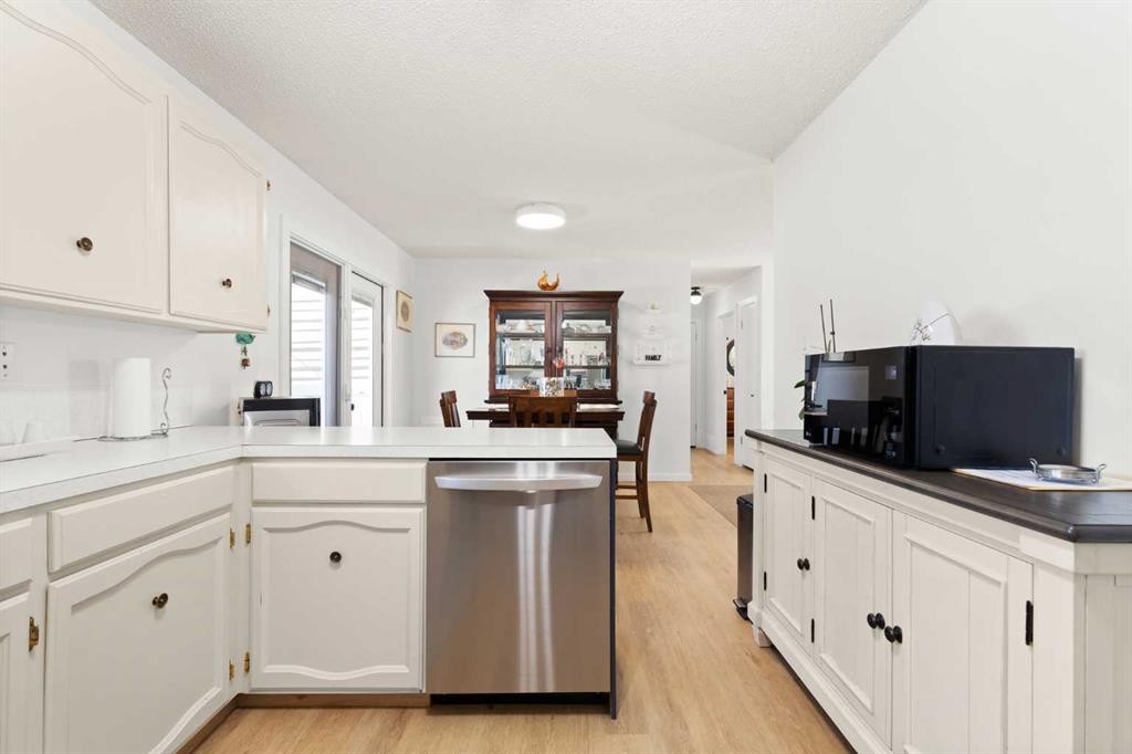 34 Campbell Crescent Se, Medicine Hat, AB - Indoor Photo Showing Kitchen