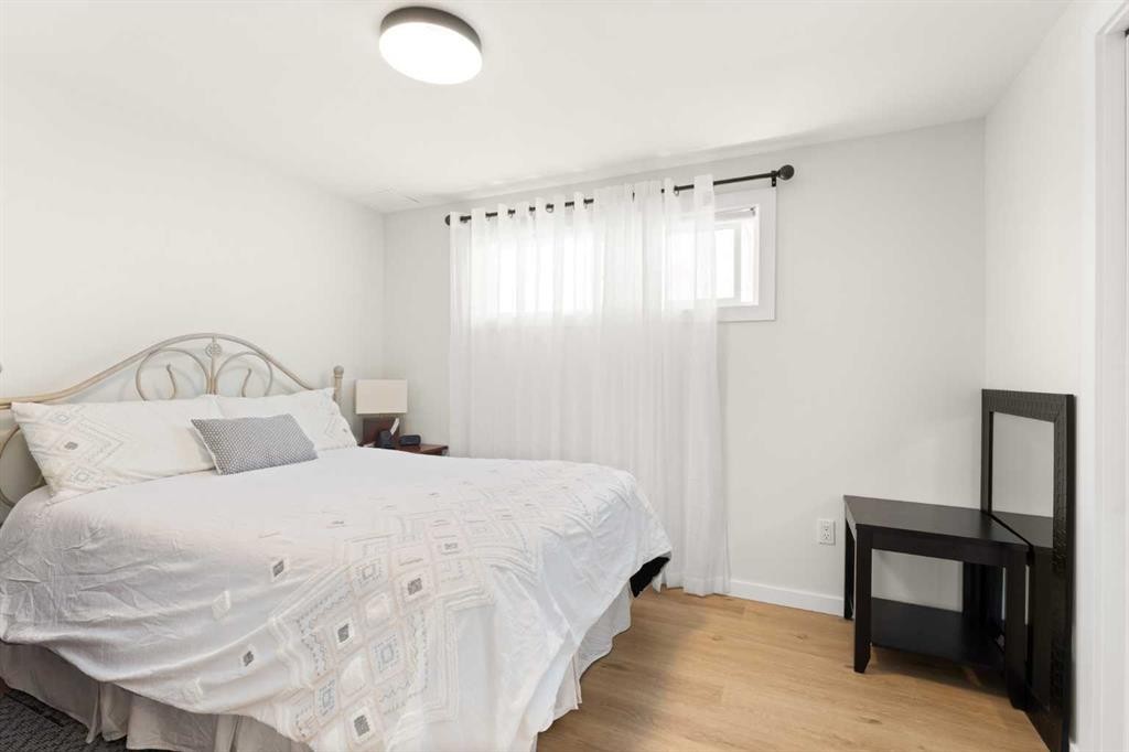 34 Campbell Crescent Se, Medicine Hat, AB - Indoor Photo Showing Bedroom