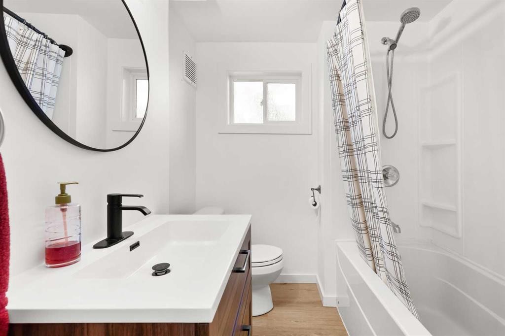 34 Campbell Crescent Se, Medicine Hat, AB - Indoor Photo Showing Bathroom