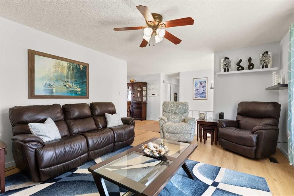 34 Campbell Crescent Se, Medicine Hat, AB - Indoor Photo Showing Living Room