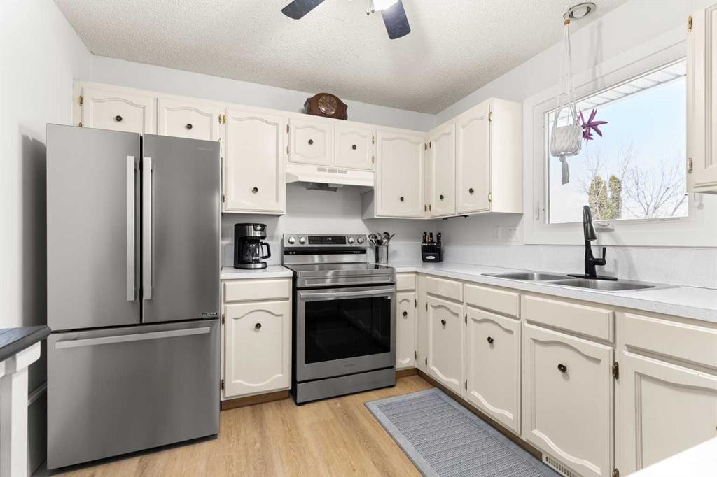 34 Campbell Crescent Se, Medicine Hat, AB - Indoor Photo Showing Kitchen With Double Sink