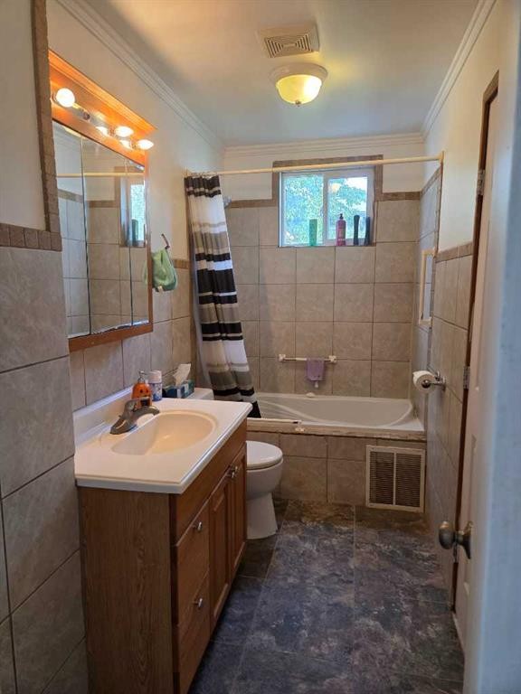 206 1 Avenue East, Foremost, AB - Indoor Photo Showing Bathroom