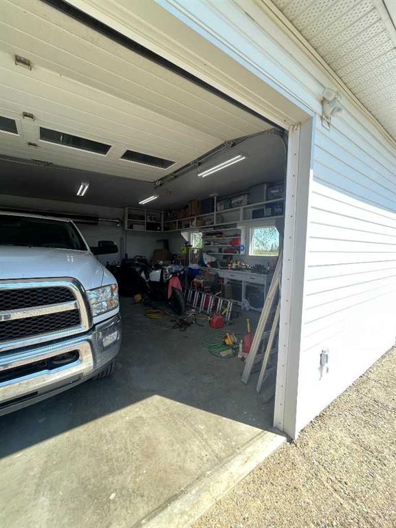 204 6 Street, Suffield, AB - Indoor Photo Showing Garage