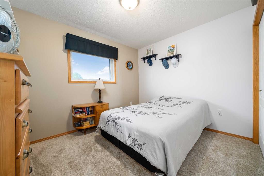 79 Henderson Court Ne, Medicine Hat, AB - Indoor Photo Showing Bedroom