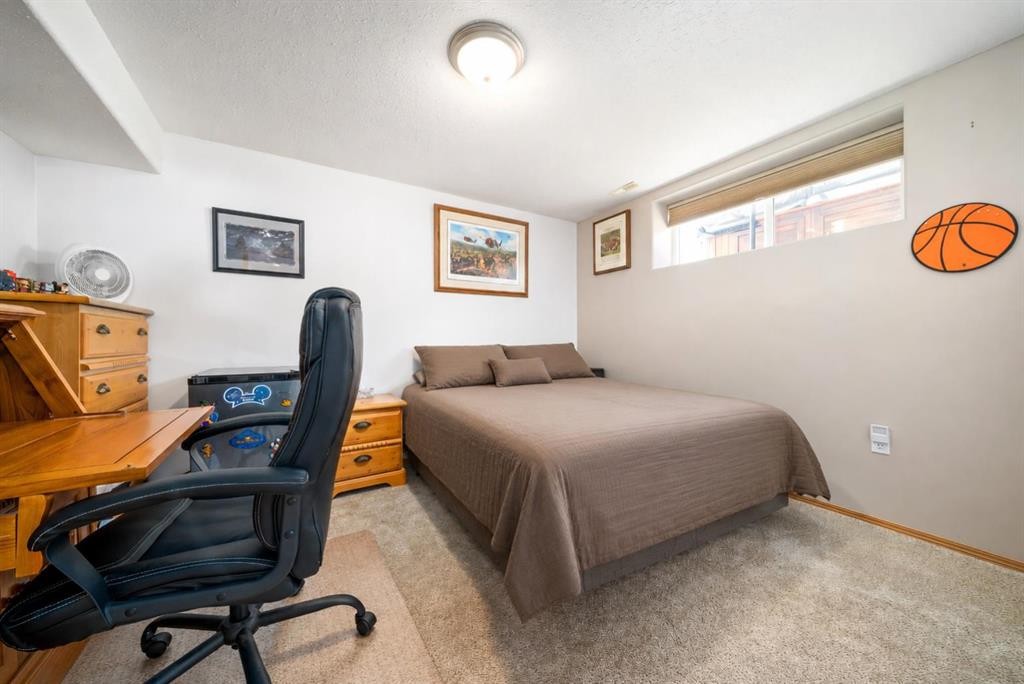 79 Henderson Court Ne, Medicine Hat, AB - Indoor Photo Showing Bedroom