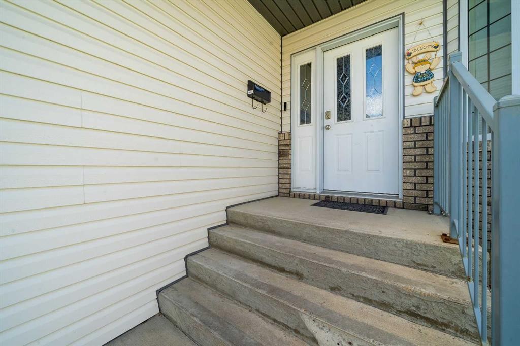 79 Henderson Court Ne, Medicine Hat, AB - Outdoor With Exterior