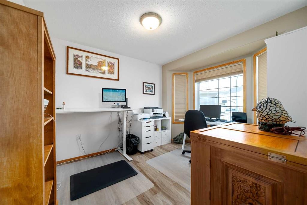79 Henderson Court Ne, Medicine Hat, AB - Indoor Photo Showing Office