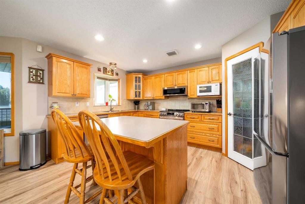 79 Henderson Court Ne, Medicine Hat, AB - Indoor Photo Showing Kitchen With Double Sink