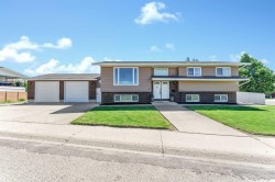 8 Corbitt Way SEMedicine Hat, AB T1B 1V2