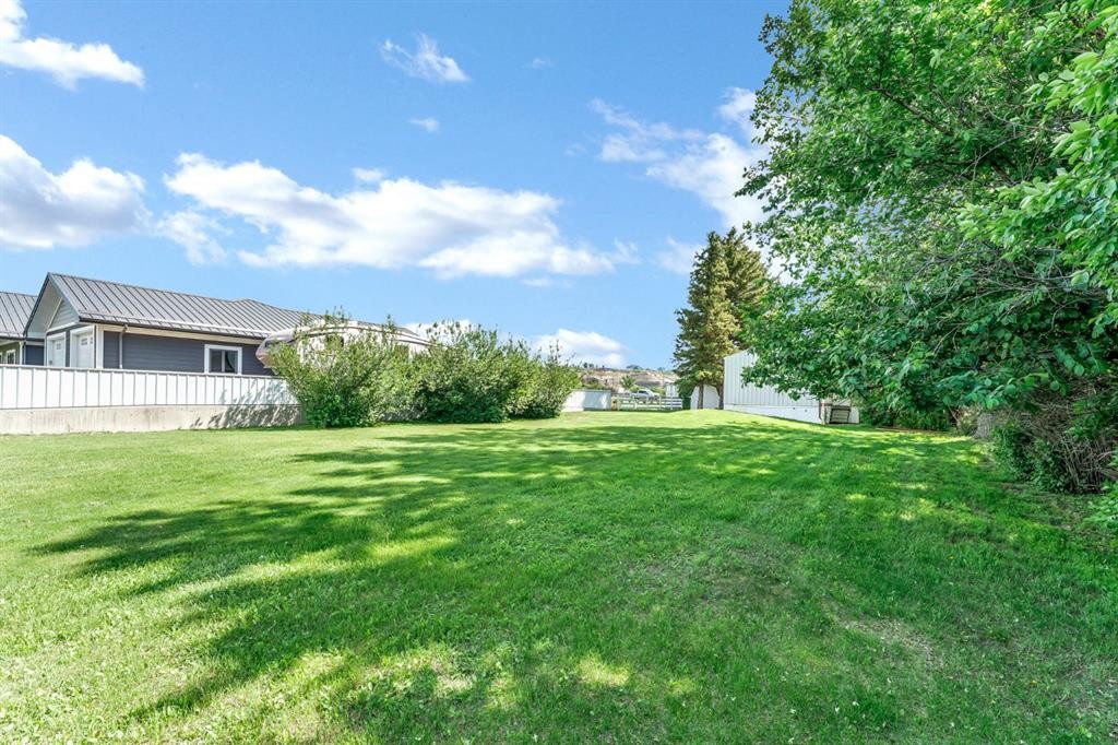20 Josephine Avenue Sw, Redcliff, AB - Outdoor