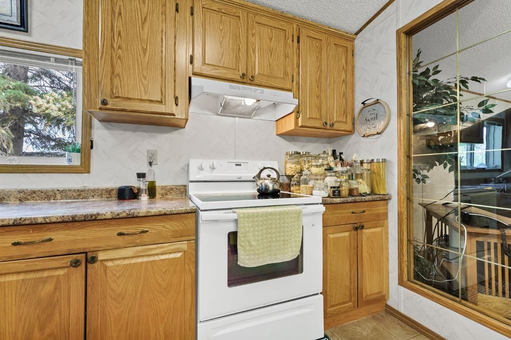 20 Josephine Avenue Sw, Redcliff, AB - Indoor Photo Showing Kitchen
