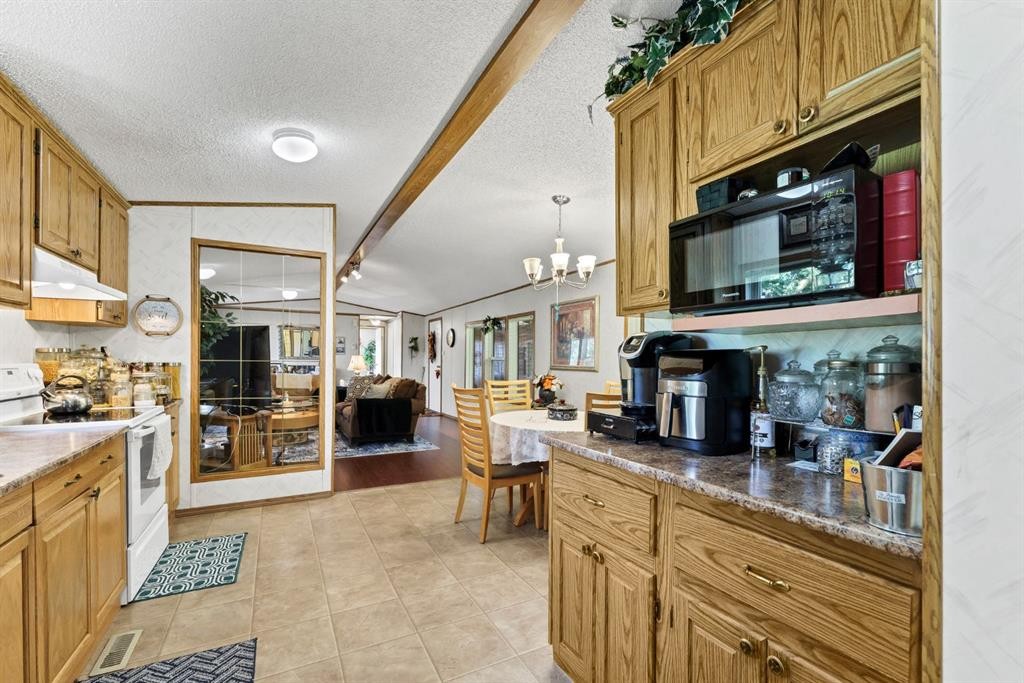 20 Josephine Avenue Sw, Redcliff, AB - Indoor Photo Showing Kitchen