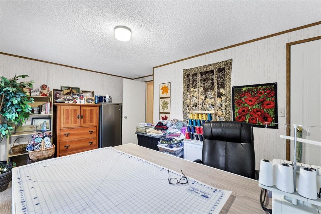 20 Josephine Avenue Sw, Redcliff, AB - Indoor Photo Showing Bedroom