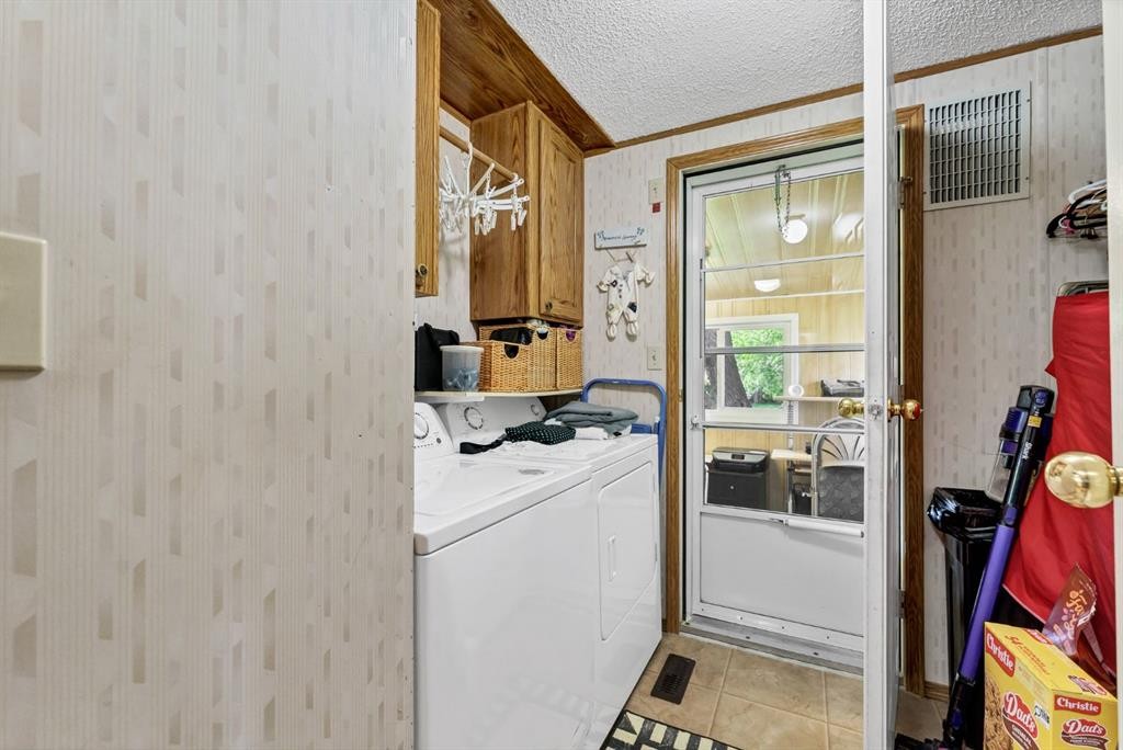 20 Josephine Avenue Sw, Redcliff, AB - Indoor Photo Showing Laundry Room