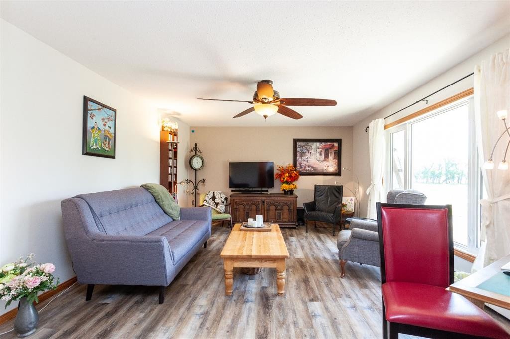 140014 Township Road 150, Rolling Hills, AB - Indoor Photo Showing Living Room