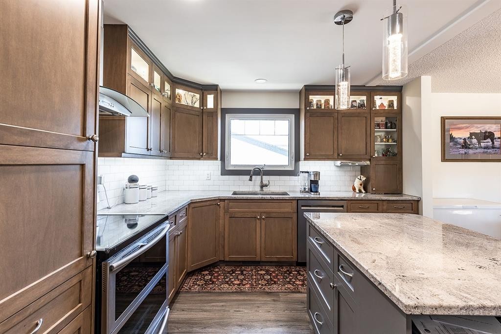 9 Rossmere Avenue Se, Medicine Hat, AB - Indoor Photo Showing Kitchen