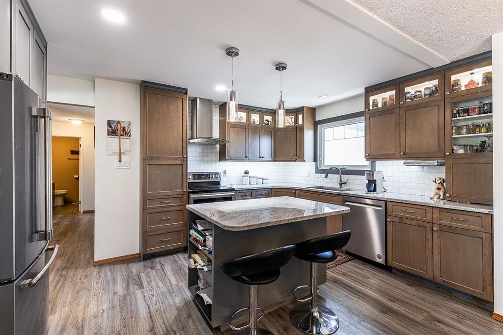 9 Rossmere Avenue Se, Medicine Hat, AB - Indoor Photo Showing Kitchen