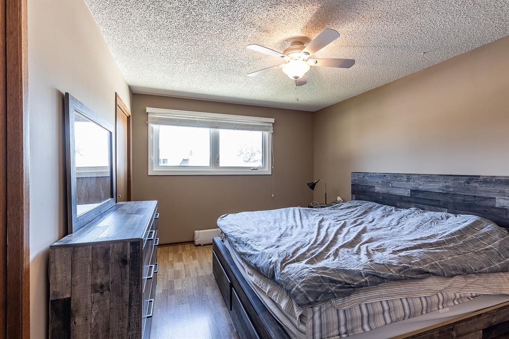 9 Rossmere Avenue Se, Medicine Hat, AB - Indoor Photo Showing Bedroom
