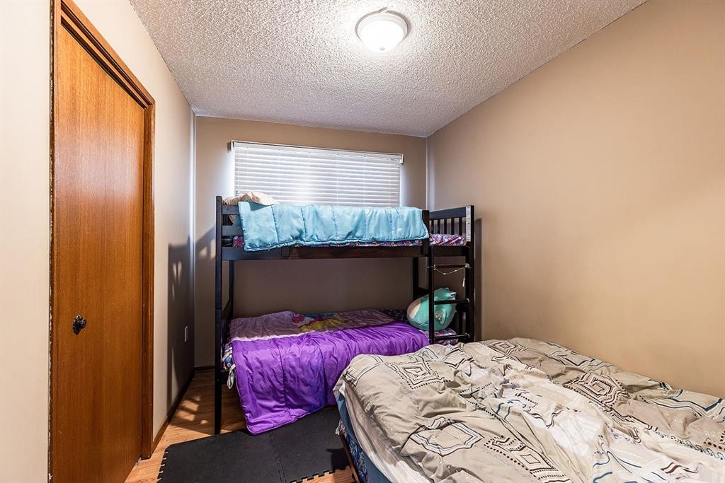 9 Rossmere Avenue Se, Medicine Hat, AB - Indoor Photo Showing Bedroom