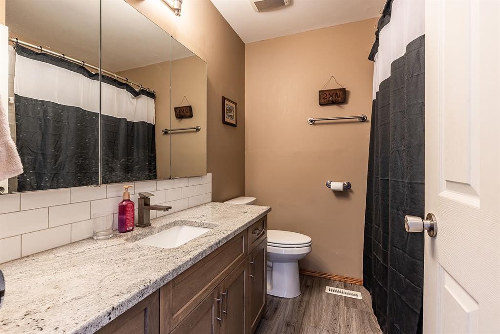 9 Rossmere Avenue Se, Medicine Hat, AB - Indoor Photo Showing Bathroom