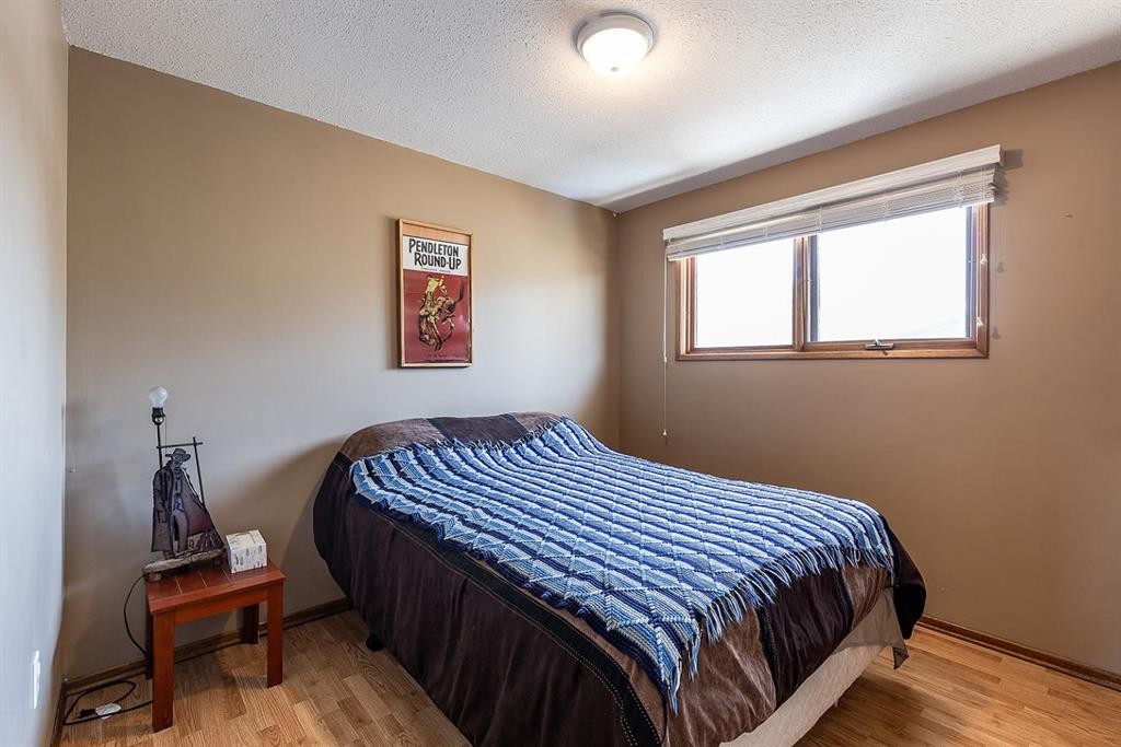 9 Rossmere Avenue Se, Medicine Hat, AB - Indoor Photo Showing Bedroom