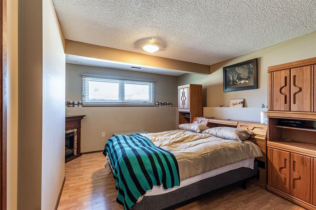 9 Rossmere Avenue Se, Medicine Hat, AB - Indoor Photo Showing Bedroom