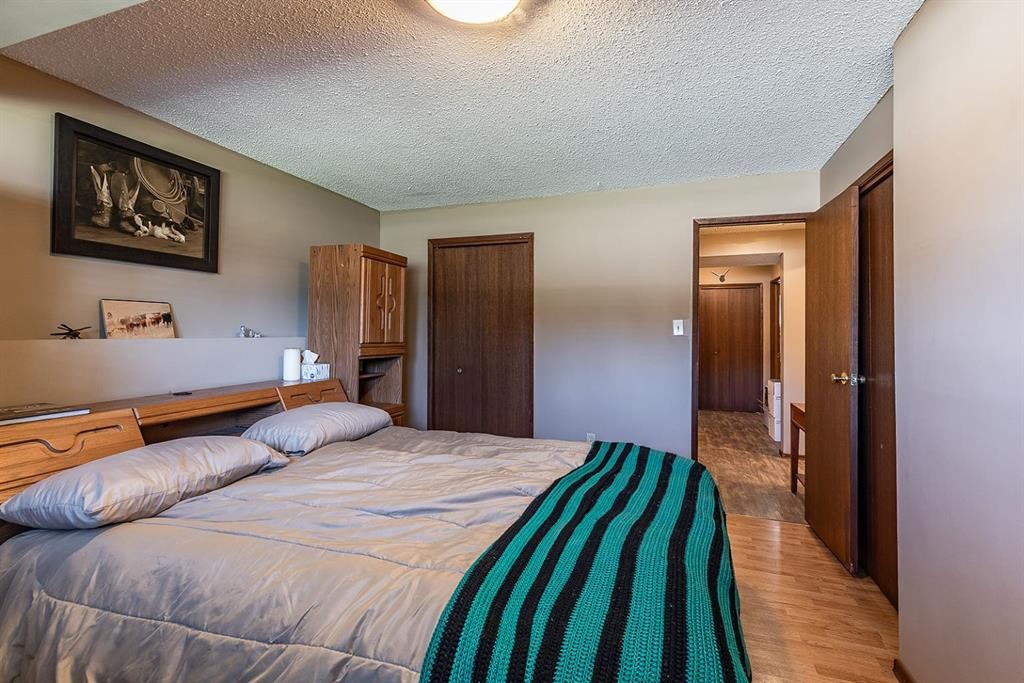 9 Rossmere Avenue Se, Medicine Hat, AB - Indoor Photo Showing Bedroom