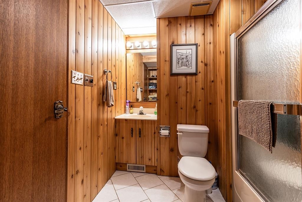 9 Rossmere Avenue Se, Medicine Hat, AB - Indoor Photo Showing Bathroom