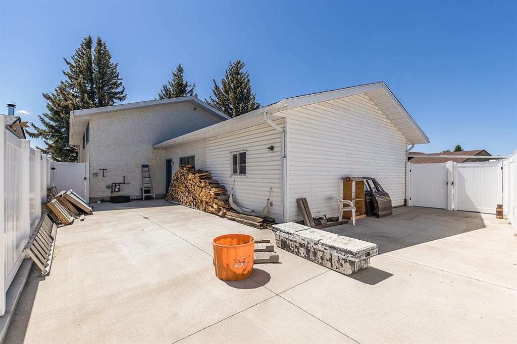 9 Rossmere Avenue Se, Medicine Hat, AB - Outdoor With Exterior