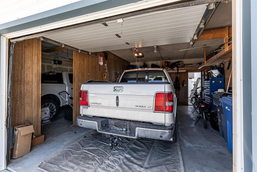 9 Rossmere Avenue Se, Medicine Hat, AB - Indoor Photo Showing Garage