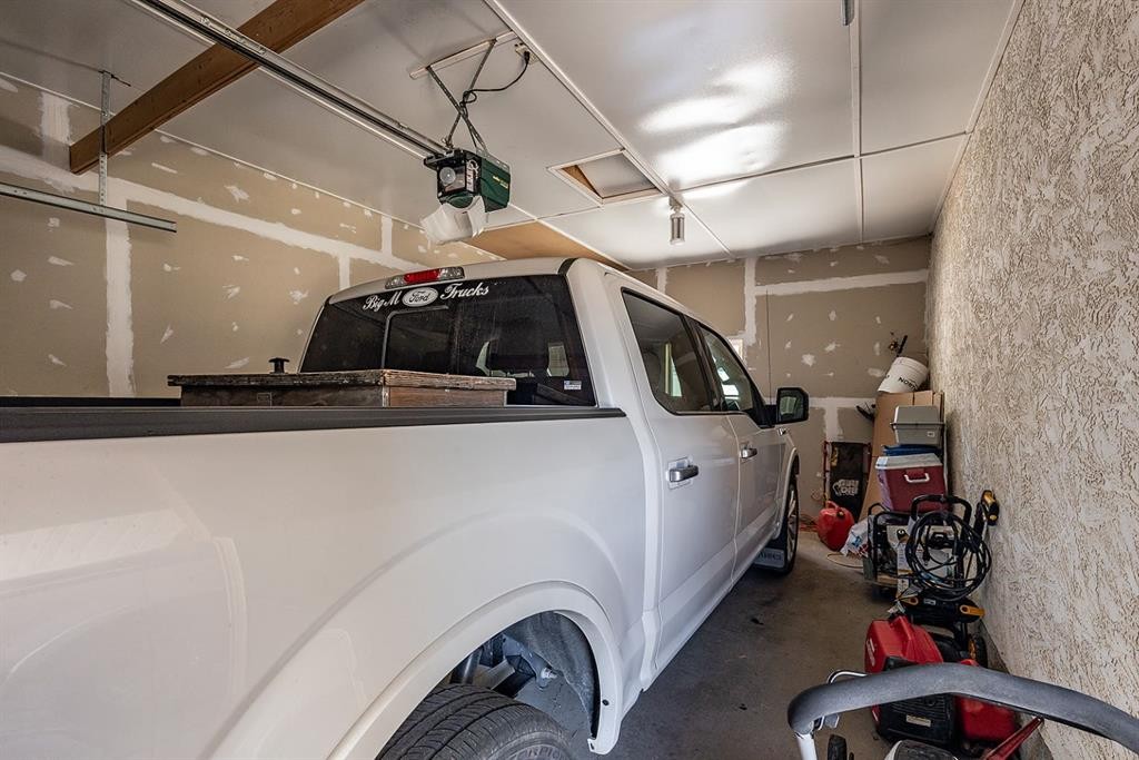 9 Rossmere Avenue Se, Medicine Hat, AB - Indoor Photo Showing Garage