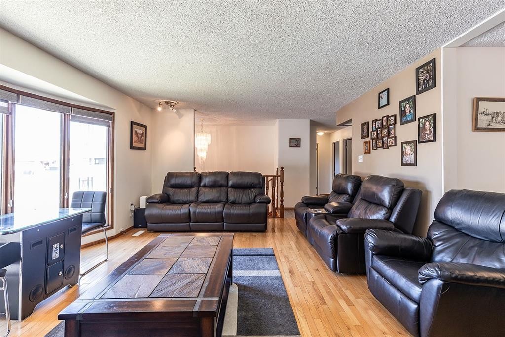 9 Rossmere Avenue Se, Medicine Hat, AB - Indoor Photo Showing Living Room