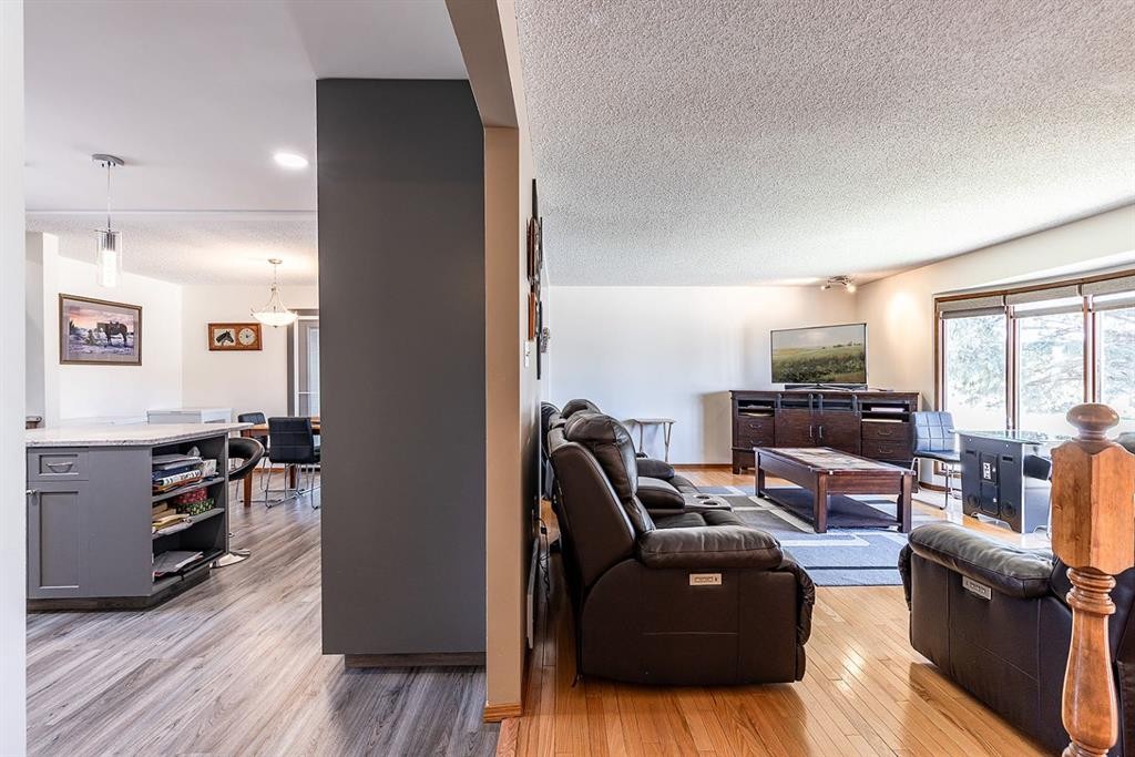 9 Rossmere Avenue Se, Medicine Hat, AB - Indoor Photo Showing Living Room