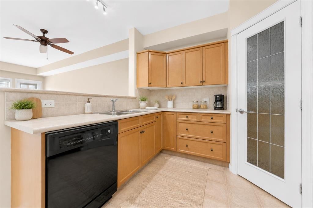 327-201 River Ridge Drive Nw, Medicine Hat, AB - Indoor Photo Showing Kitchen With Double Sink