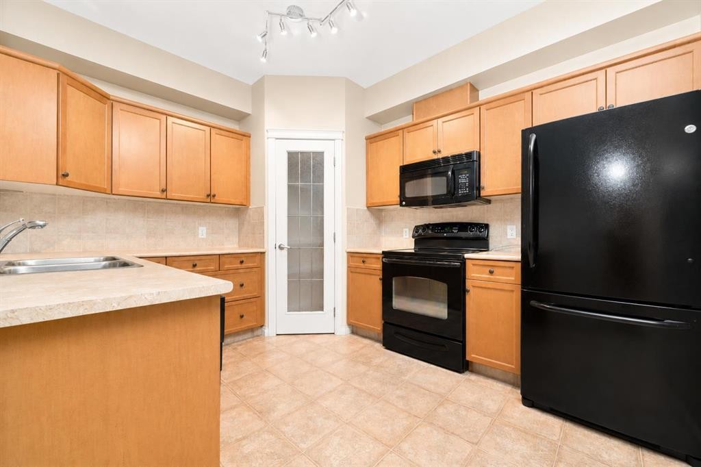 327-201 River Ridge Drive Nw, Medicine Hat, AB - Indoor Photo Showing Kitchen