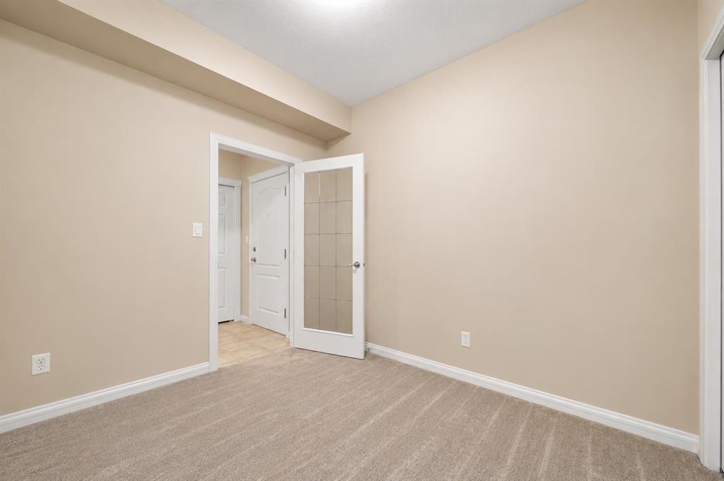 327-201 River Ridge Drive Nw, Medicine Hat, AB - Indoor Photo Showing Other Room