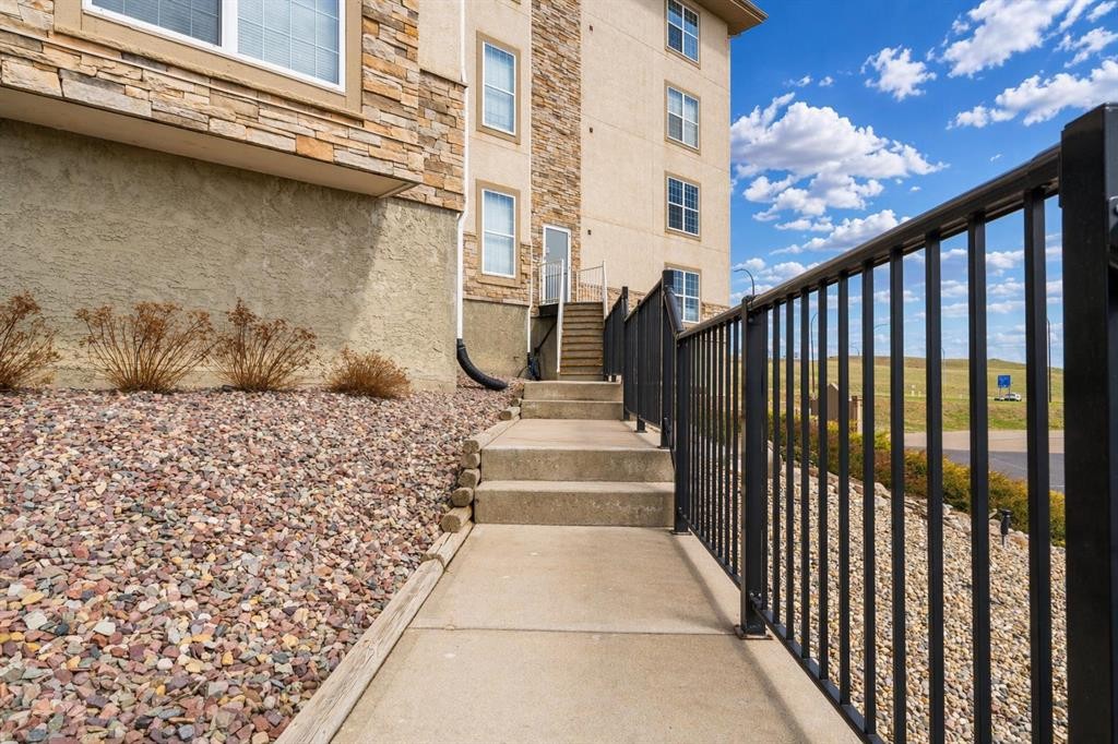 327-201 River Ridge Drive Nw, Medicine Hat, AB - Outdoor