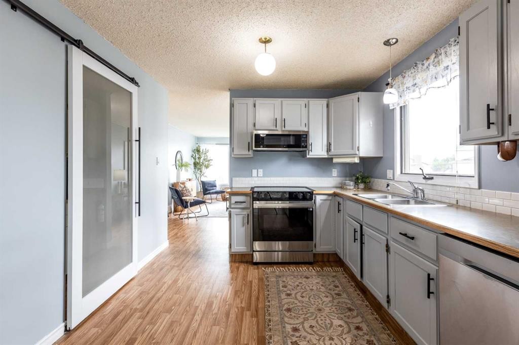 910 7 Street Se, Redcliff, AB