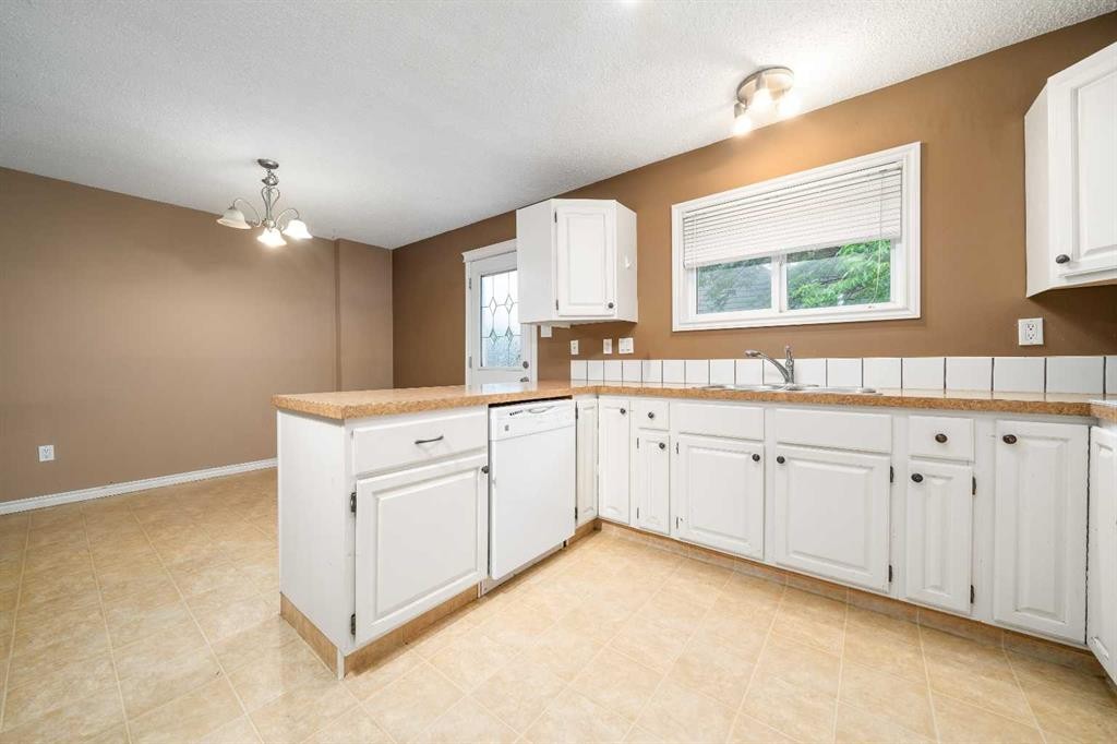107 Sprague Way Se, Medicine Hat, AB - Indoor Photo Showing Kitchen