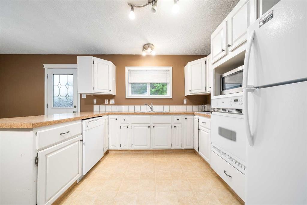107 Sprague Way Se, Medicine Hat, AB - Indoor Photo Showing Kitchen