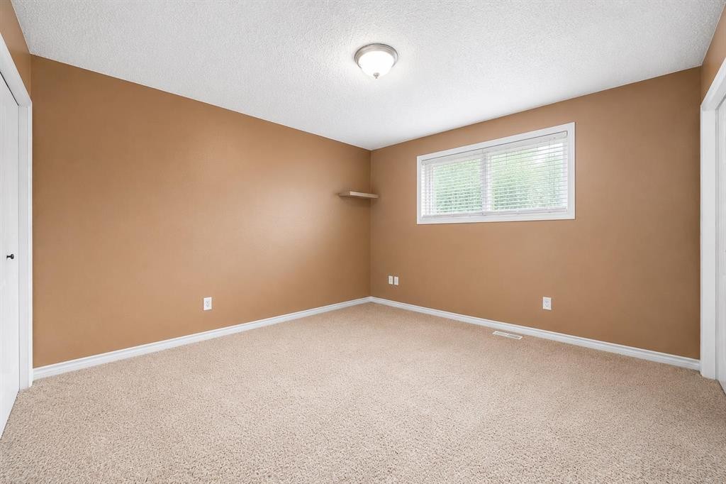 107 Sprague Way Se, Medicine Hat, AB - Indoor Photo Showing Other Room