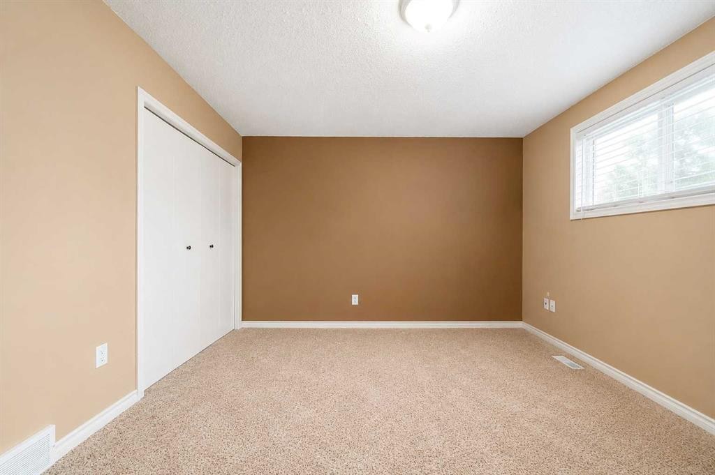 107 Sprague Way Se, Medicine Hat, AB - Indoor Photo Showing Other Room