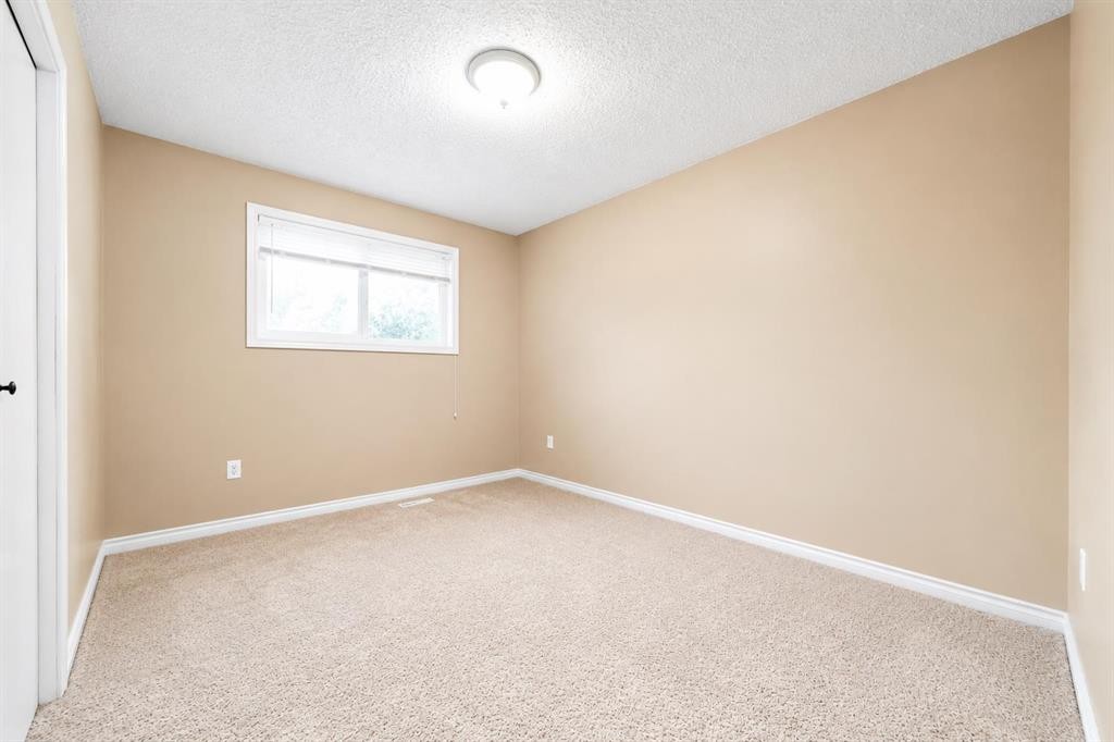107 Sprague Way Se, Medicine Hat, AB - Indoor Photo Showing Other Room