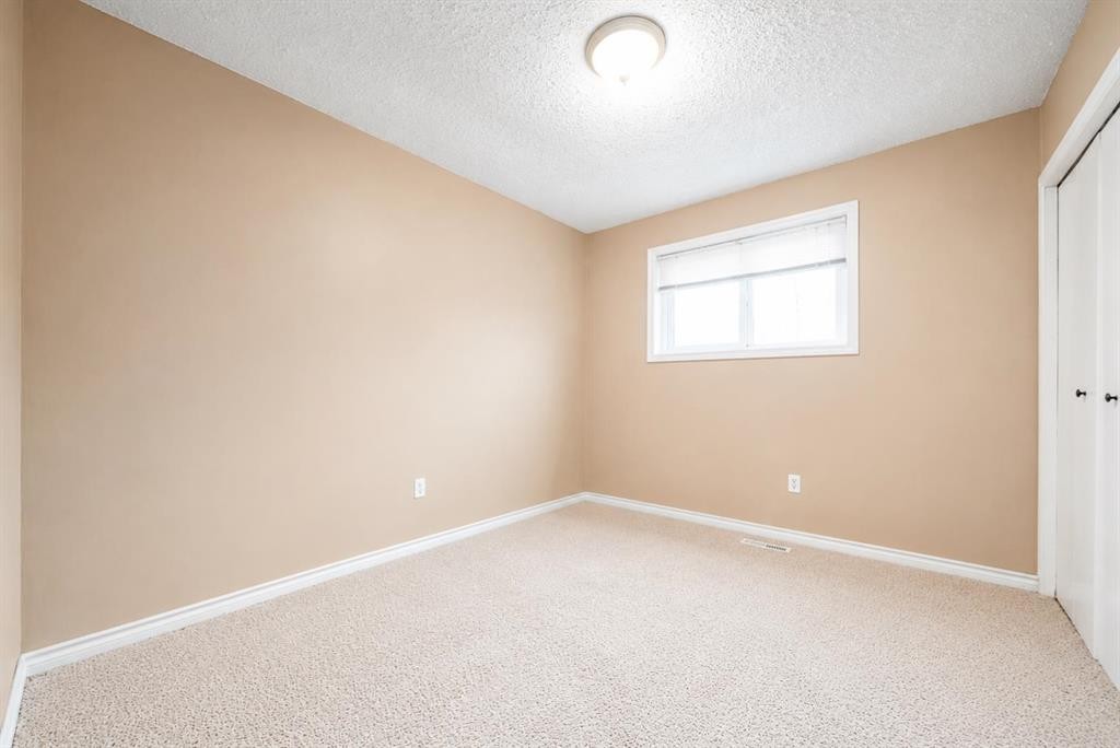 107 Sprague Way Se, Medicine Hat, AB - Indoor Photo Showing Other Room