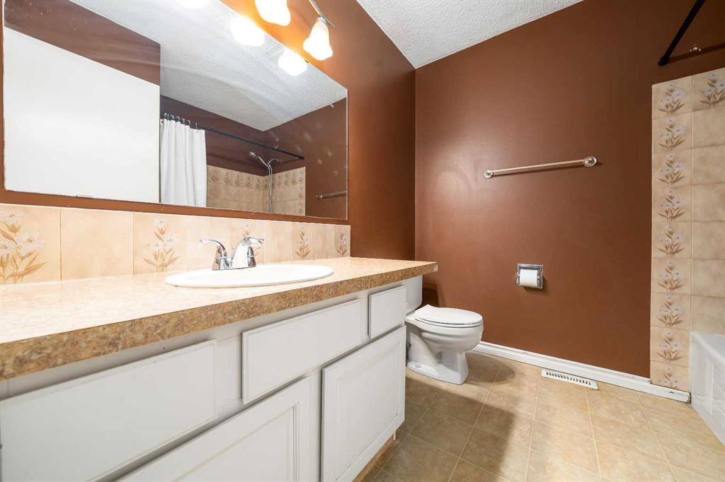 107 Sprague Way Se, Medicine Hat, AB - Indoor Photo Showing Bathroom